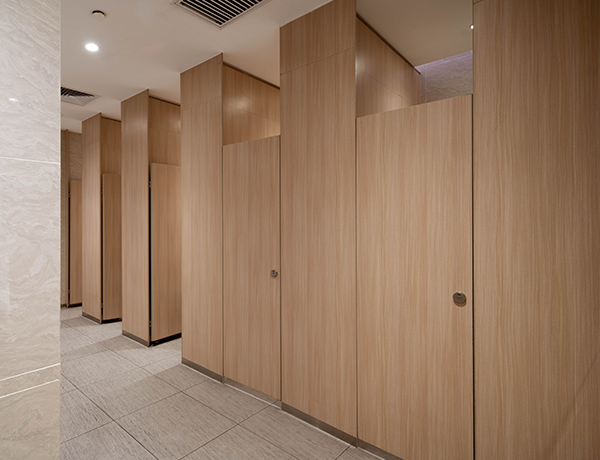 Divisorio per bagno in laminato compatto